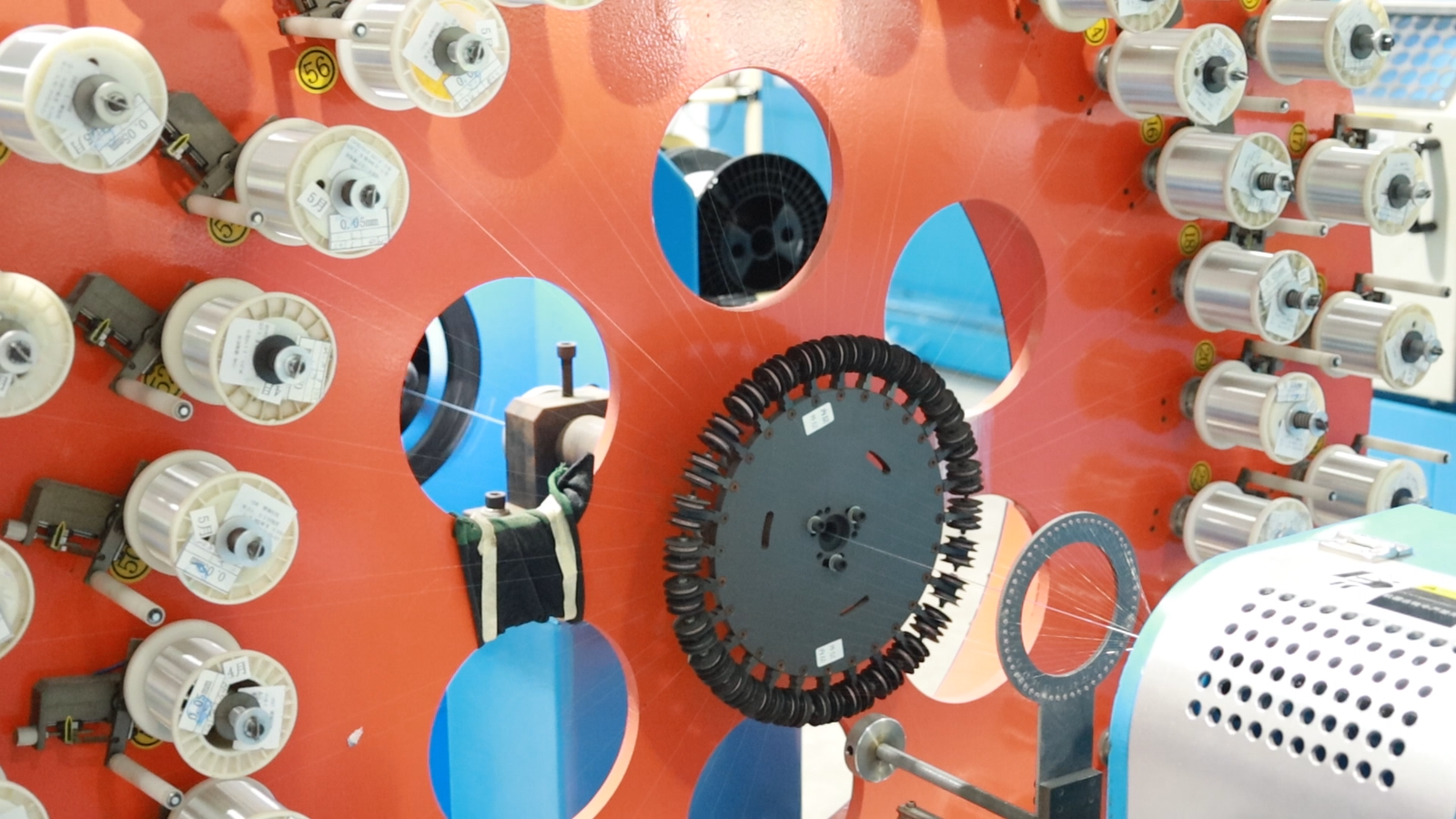 Rotary cable winding equipment used in the manufacturing process